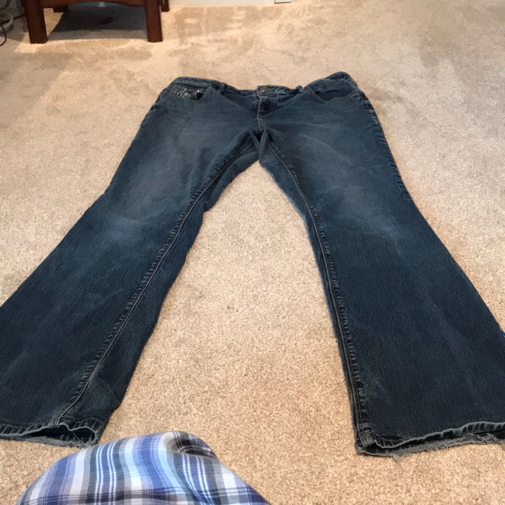 Cute jeans with rime-stones on back pocket